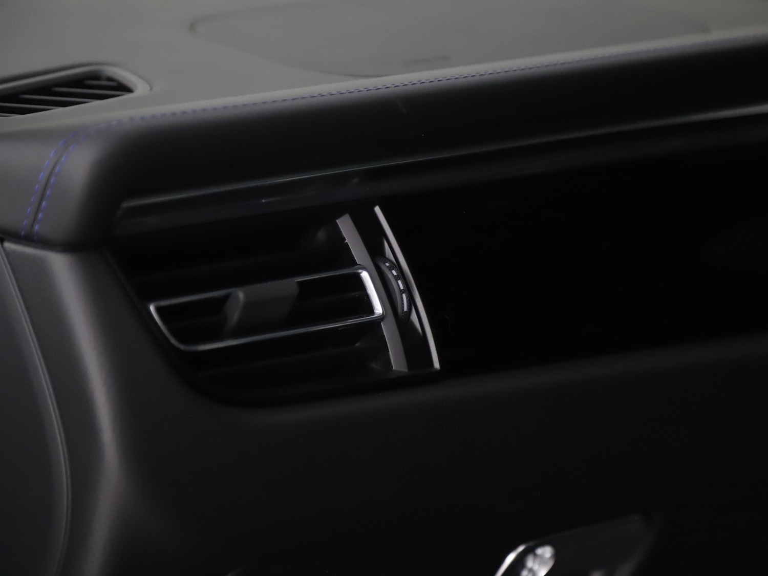 Used Porsche Macan 2025 for sale - 76416399: Photo 44