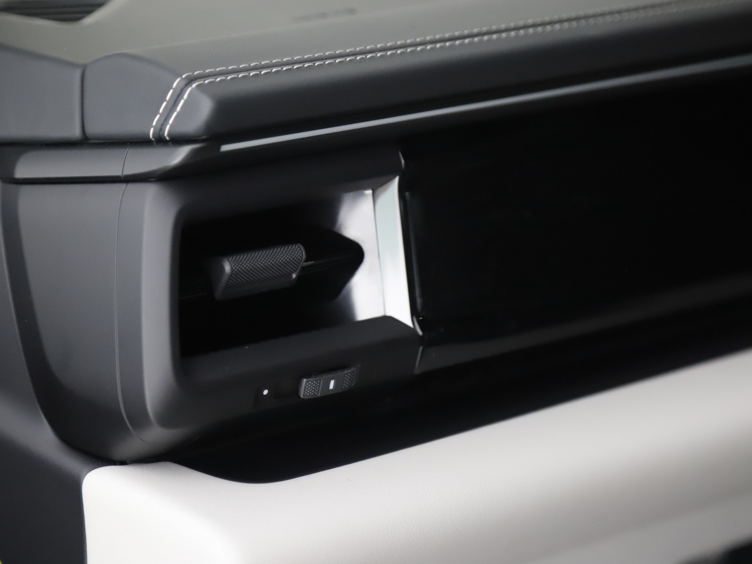 Used Porsche Macan 2025 for sale - 76416400: Photo 42