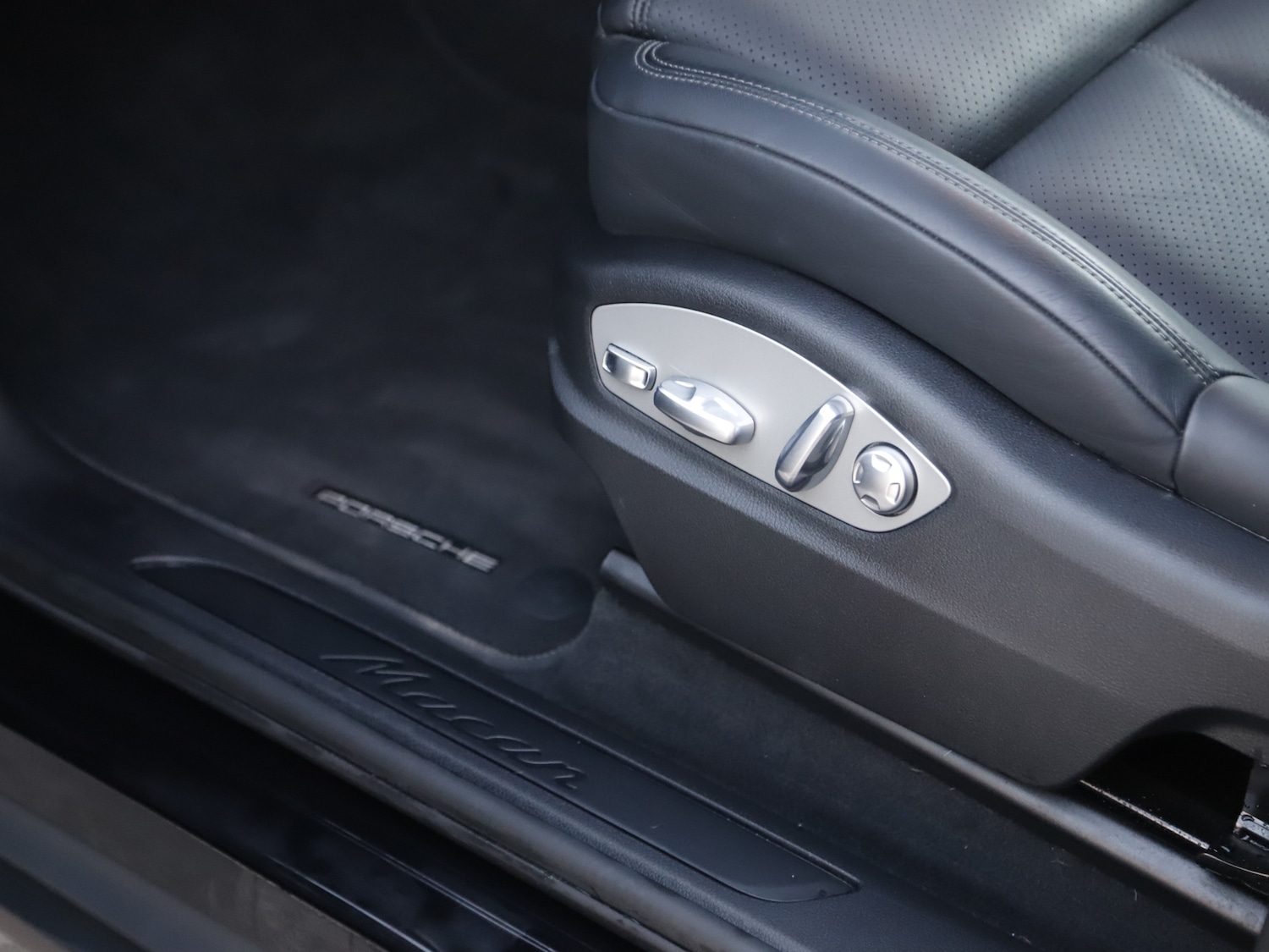 Used Porsche Macan 2019 for sale - 76653775: Photo 32