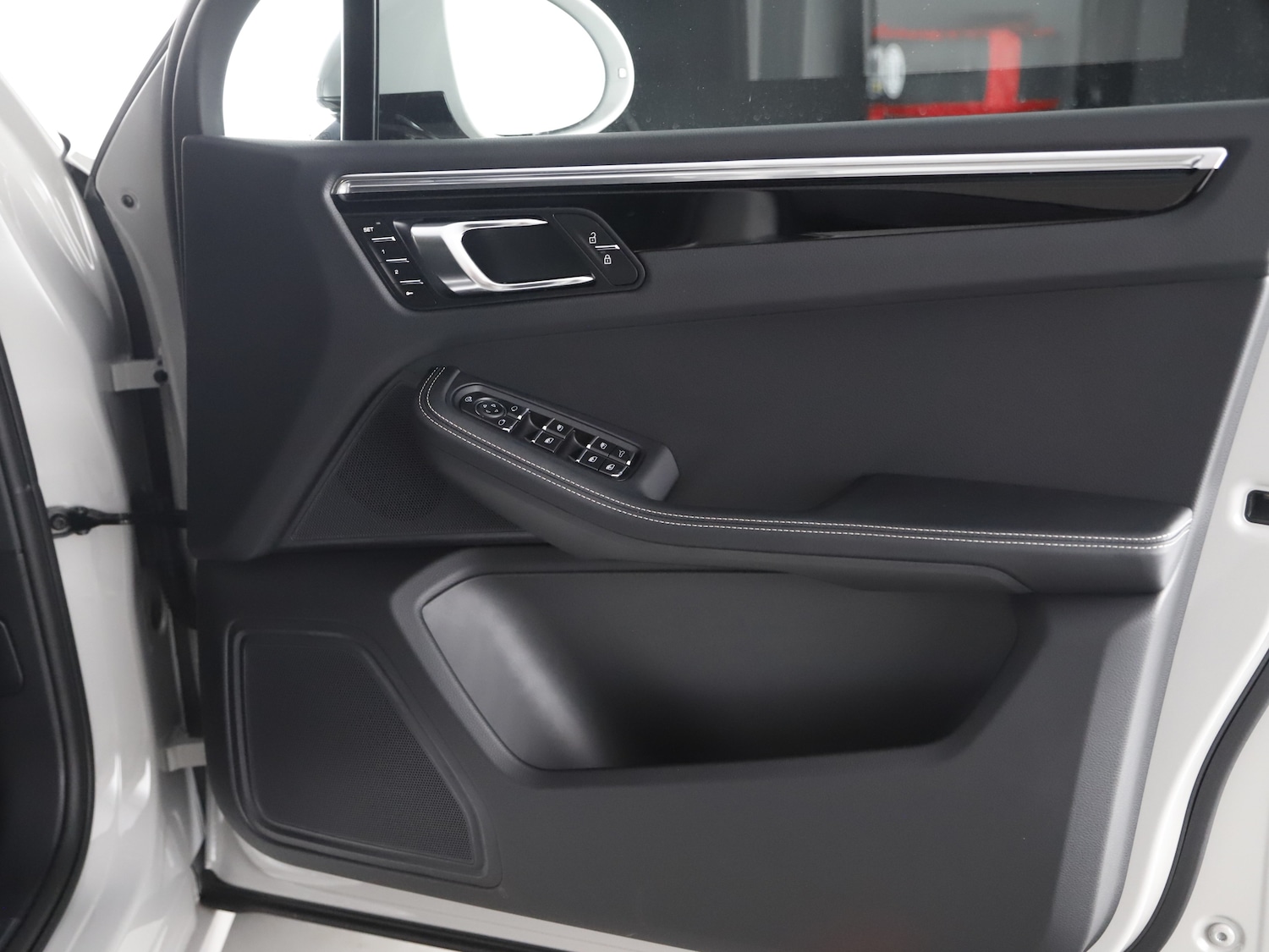 Used Porsche Macan 2025 for sale - 76711911: Photo 24