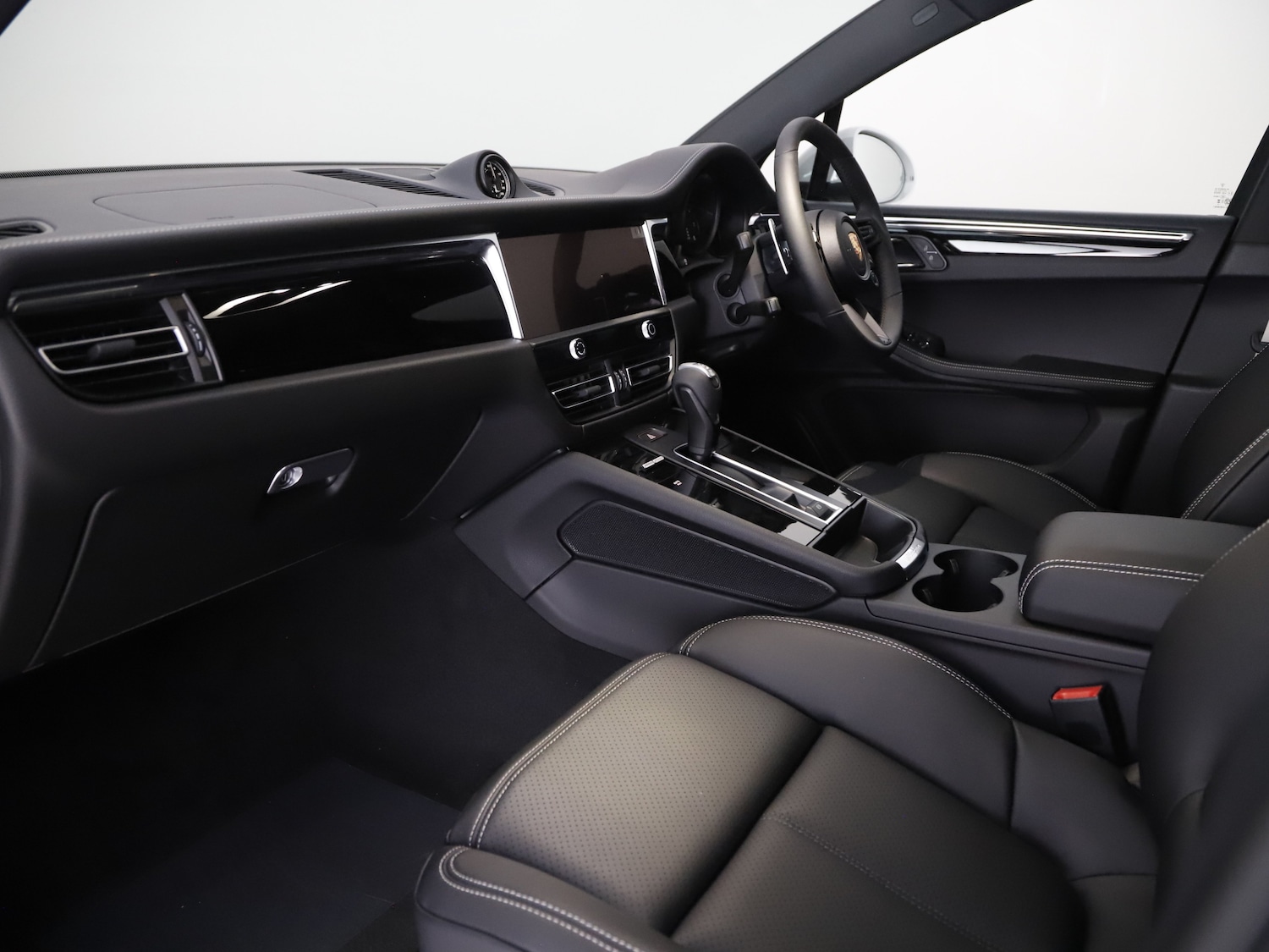 Used Porsche Macan 2025 for sale - 76711911: Photo 3