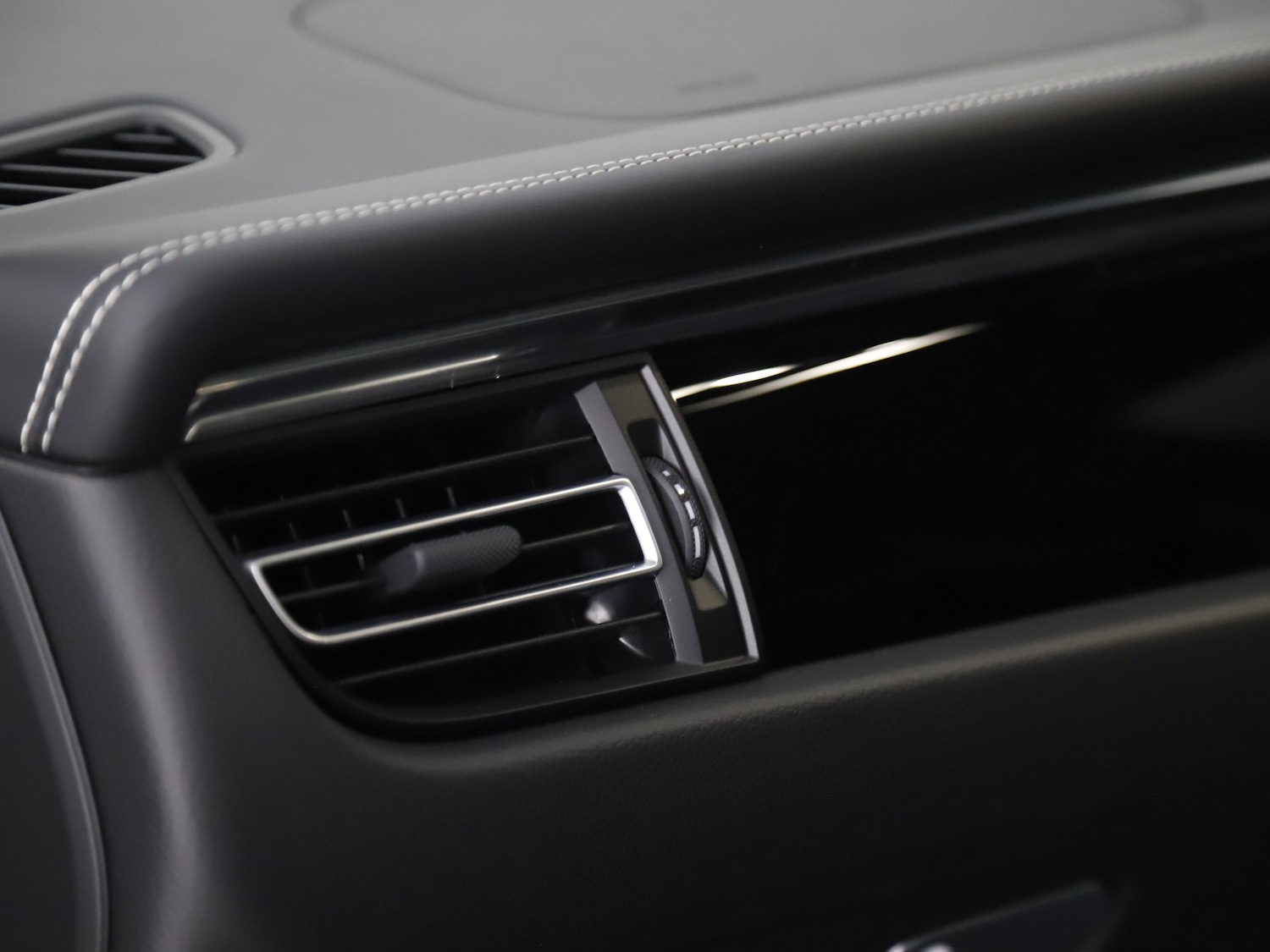 Used Porsche Macan 2025 for sale - 76711911: Photo 42