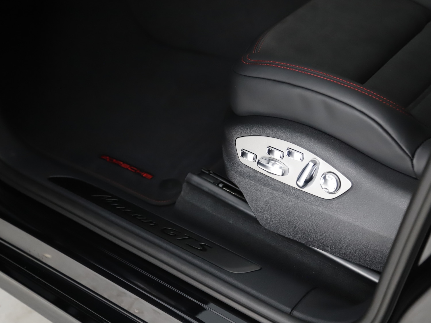 Used Porsche Macan 2025 for sale - 76184795: Photo 30