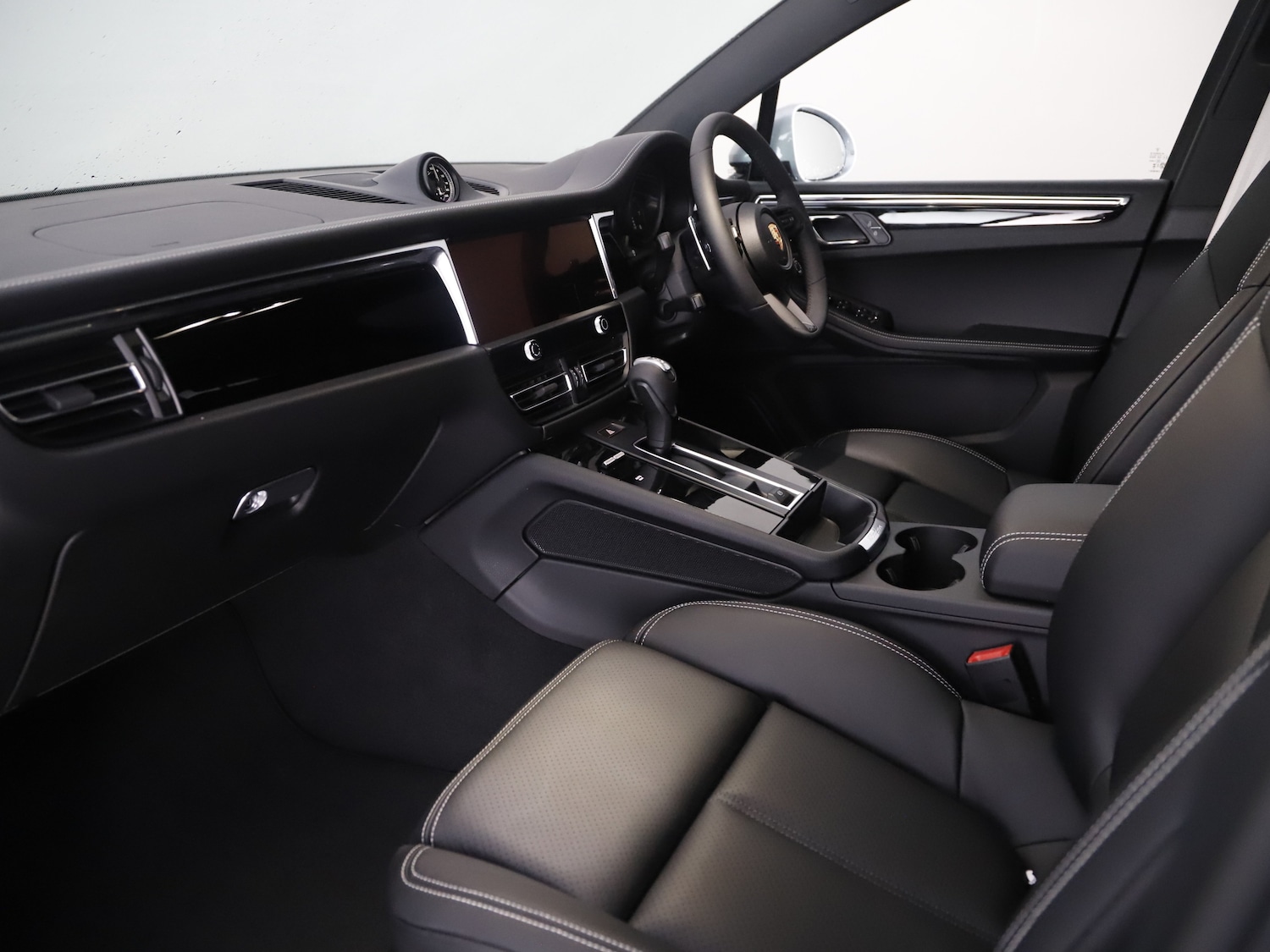 Used Porsche Macan 2025 for sale - 76416398: Photo 3