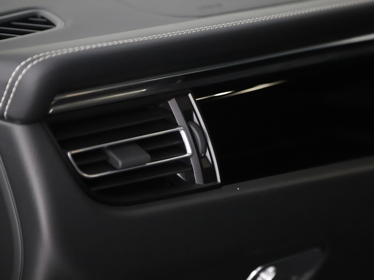 Used Porsche Macan 2025 for sale - 76416398: Photo 35