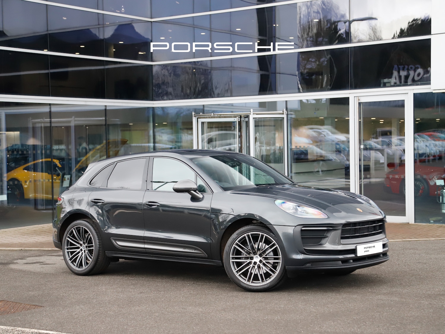 Used Porsche Macan 2024 for sale - 77836185: Photo 2