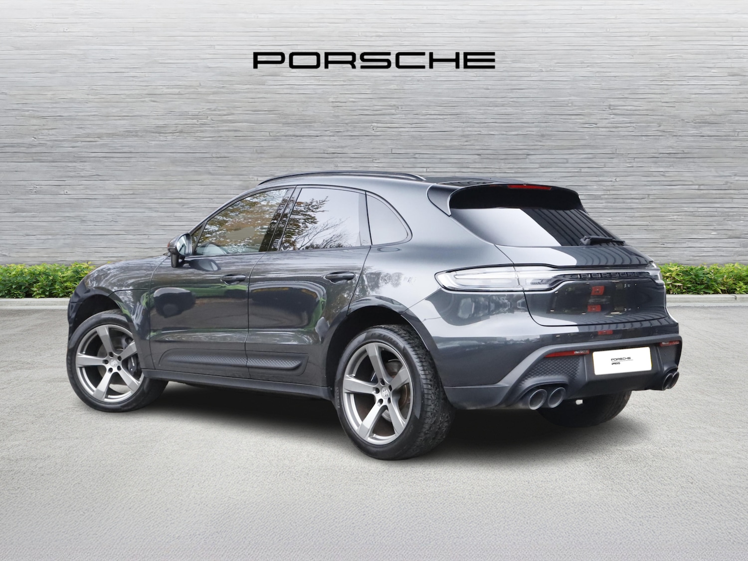 Used Porsche Macan 2023 for sale - 76344983: Photo 2