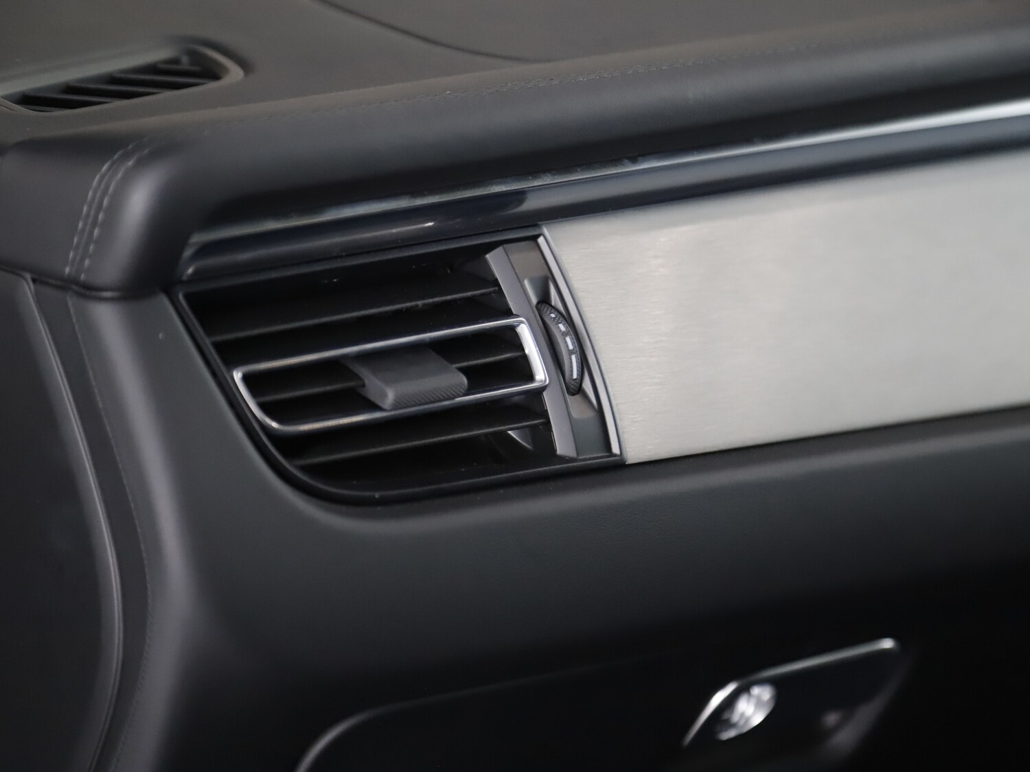Used Porsche Macan 2023 for sale - 76344983: Photo 23