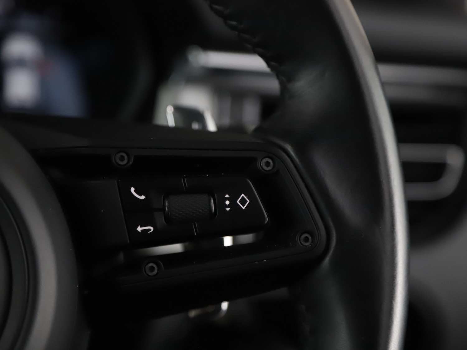 Used Porsche Macan 2023 for sale - 76344983: Photo 25