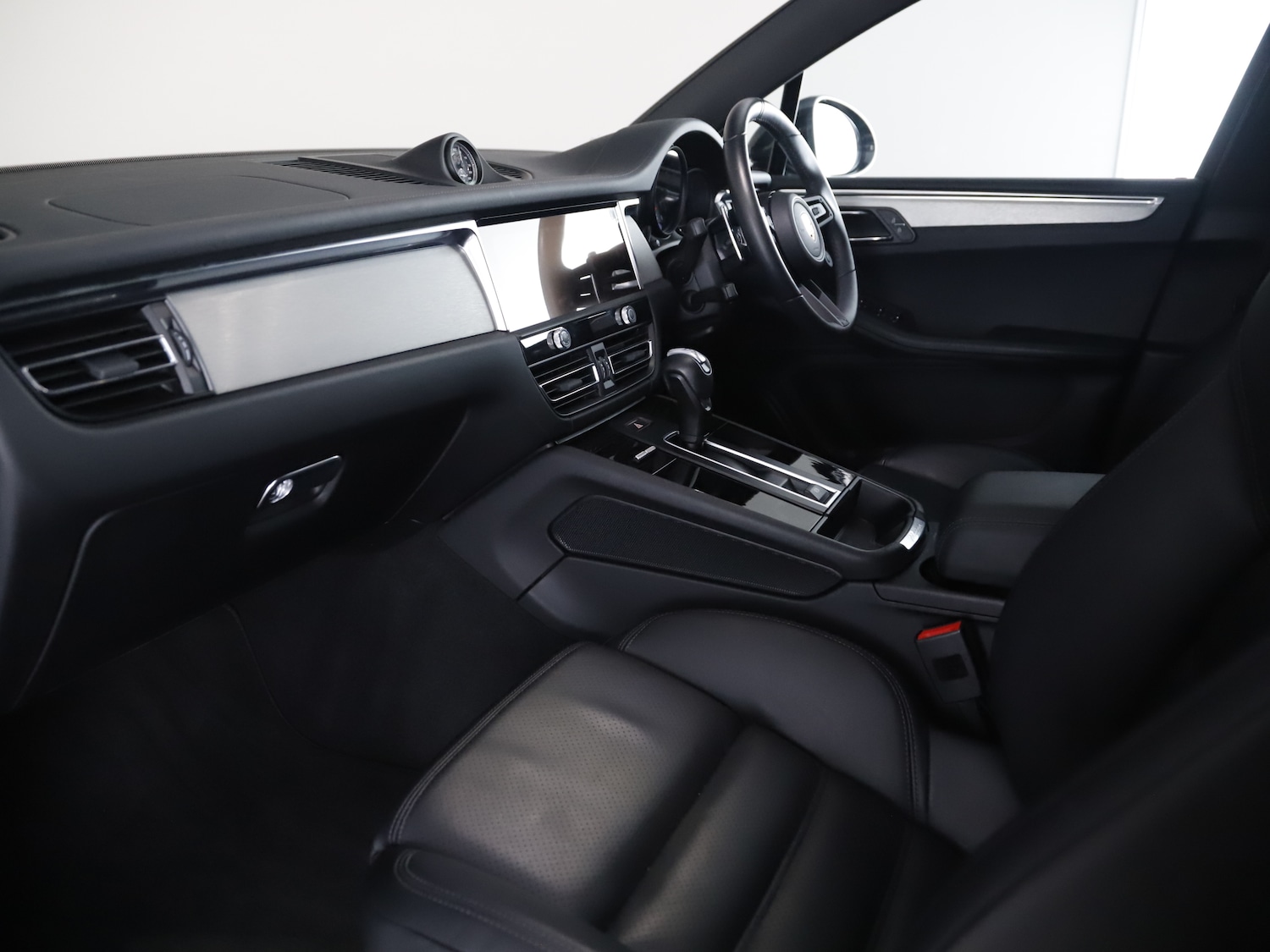 Used Porsche Macan 2023 for sale - 76344983: Photo 3