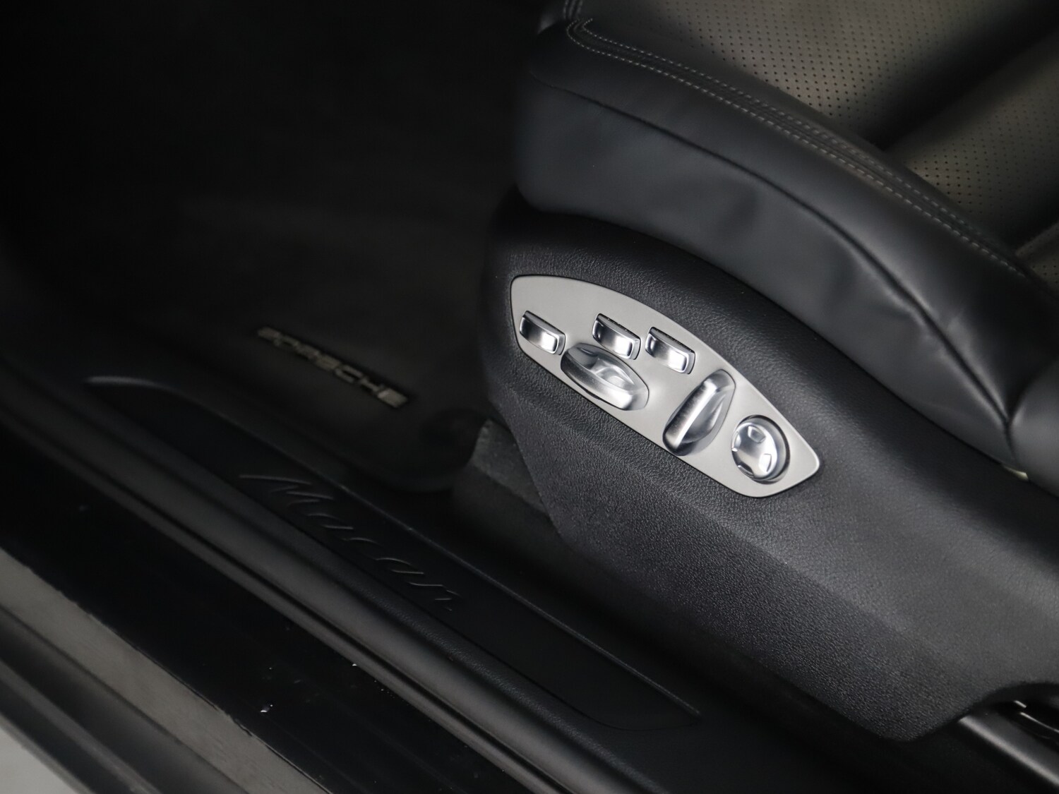 Used Porsche Macan 2023 for sale - 76344983: Photo 35