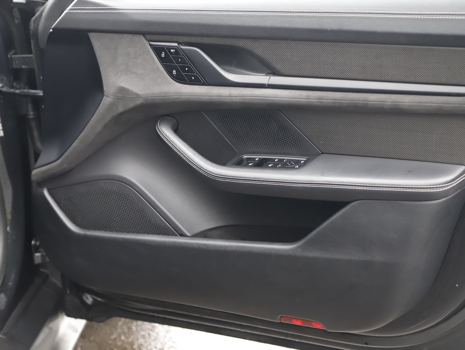 Used Porsche Taycan 2023 for sale - 77850572: Photo 28