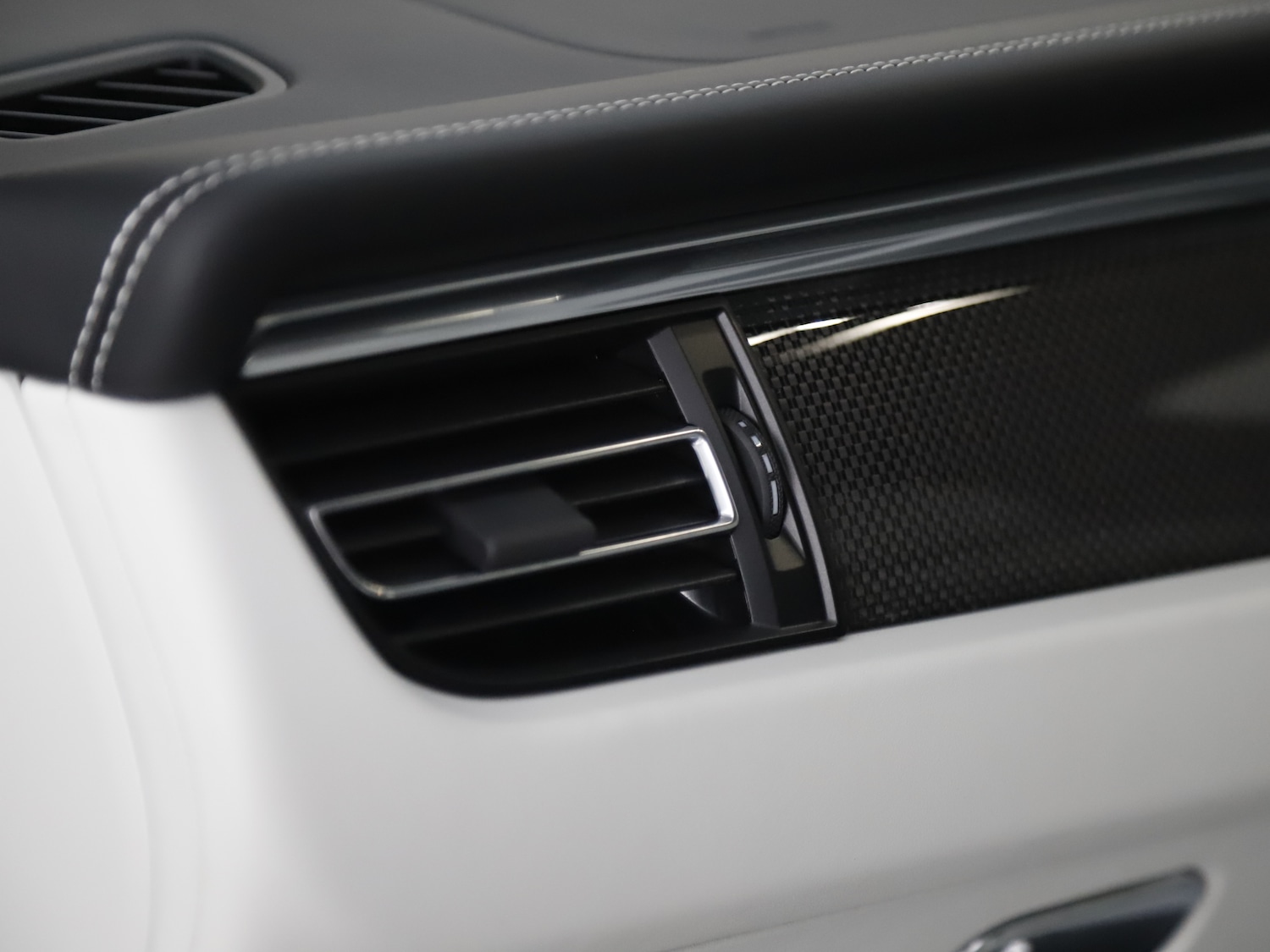 Used Porsche Macan 2025 for sale - 76884293: Photo 34