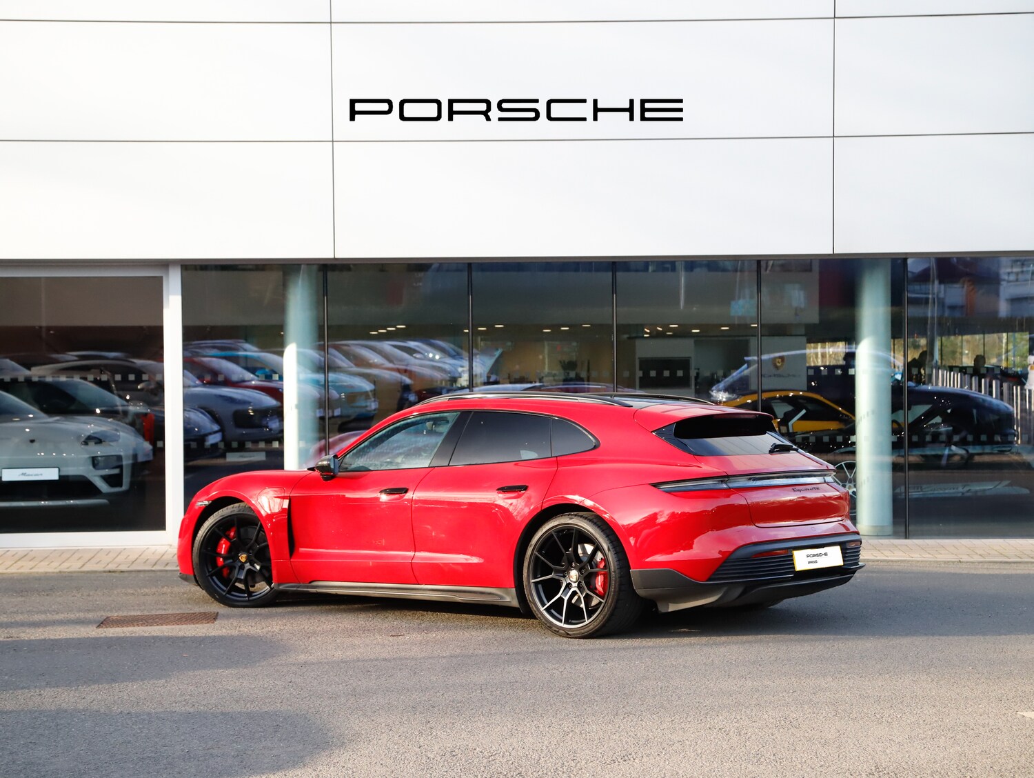 Used Porsche Taycan 2023 for sale - 77952080: Photo 3