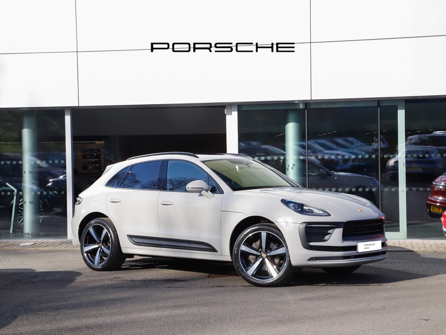 Used Porsche Macan 2023 for sale - 77733843: Photo 2