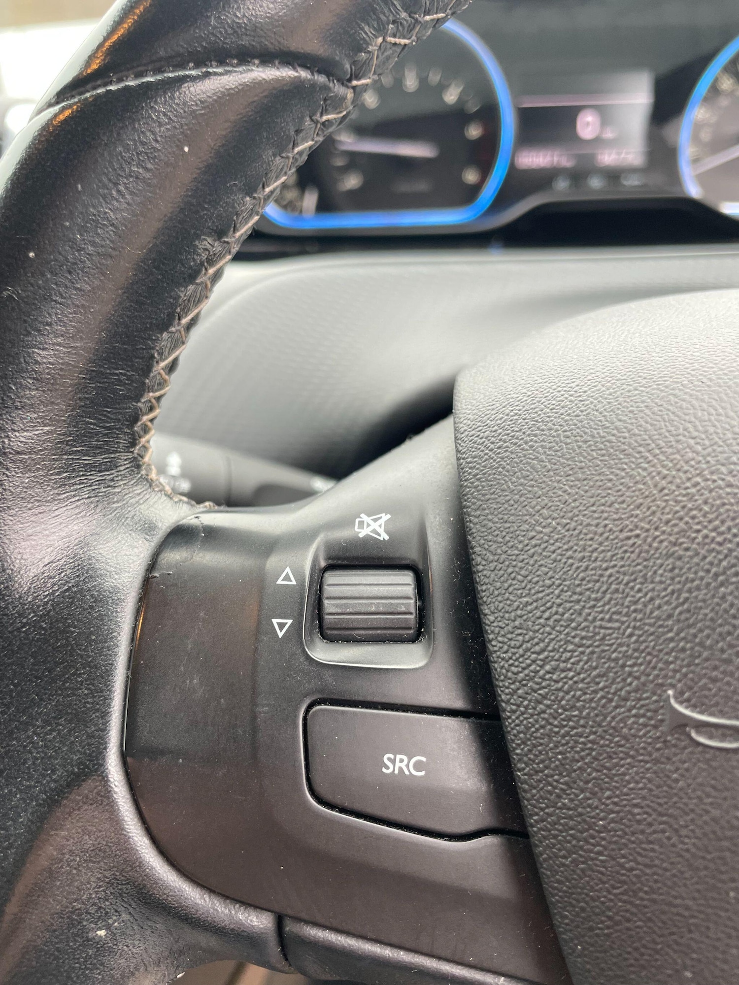 Used Peugeot 2008 2017 for sale - 76294557: Photo 16