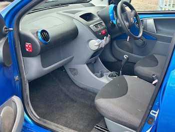 Used Toyota AYGO 2010 for sale - 76136103: Photo