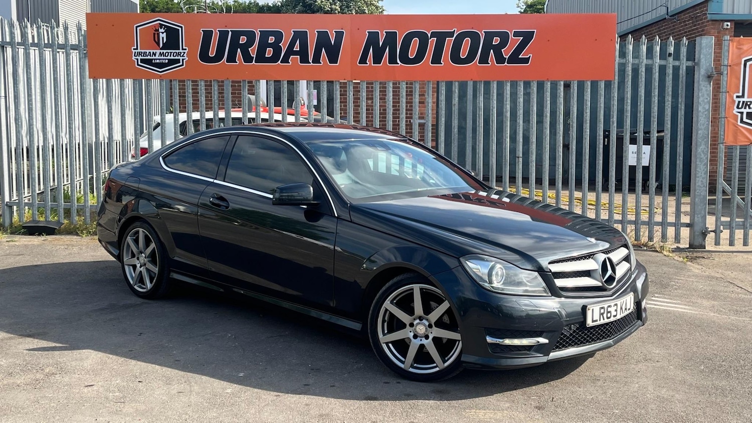 Used Mercedes-Benz C Class 2013 for sale - 76136279: Photo 2