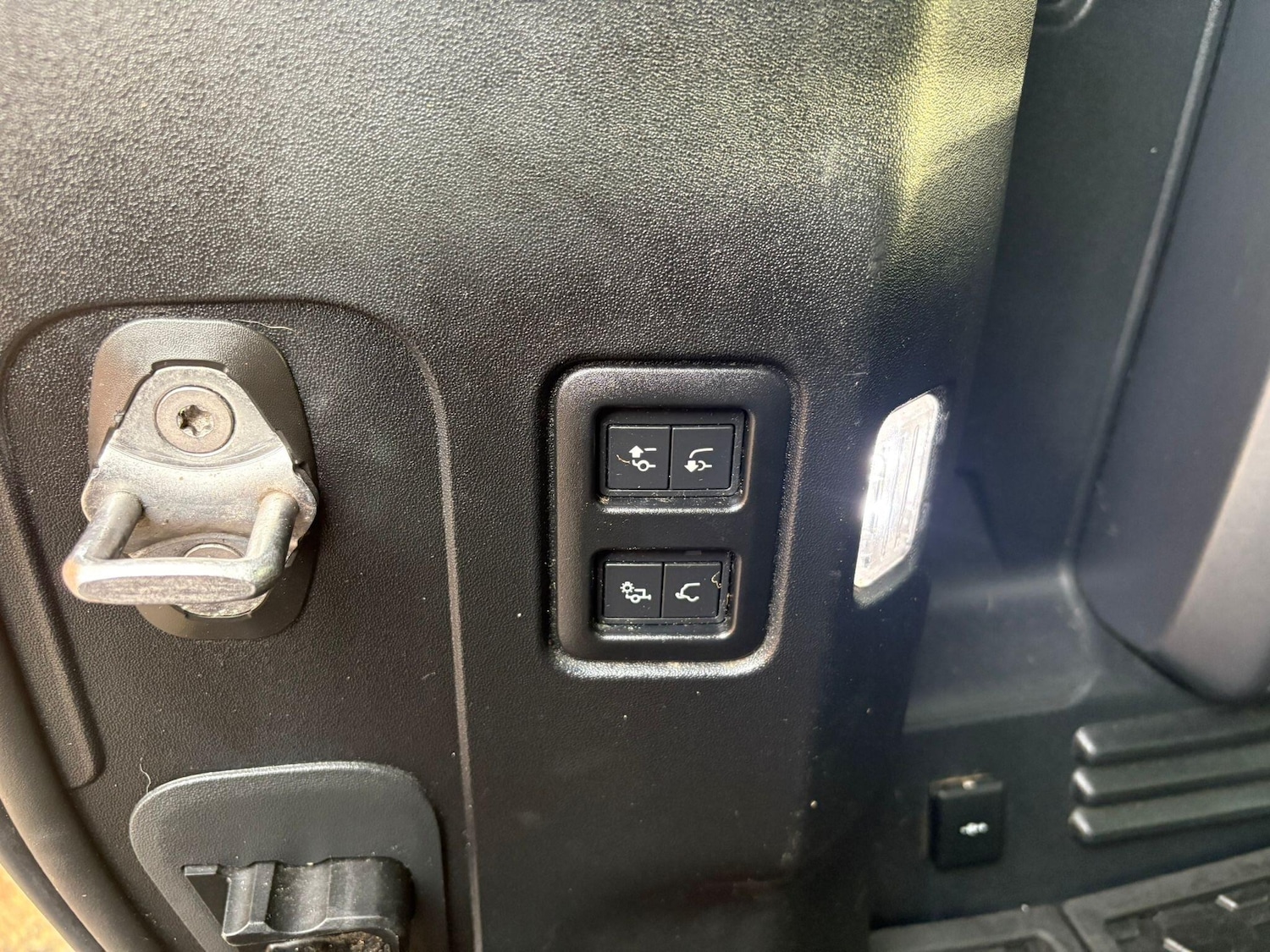 Used Land Rover Defender 2021 for sale - 77109596: Photo 25