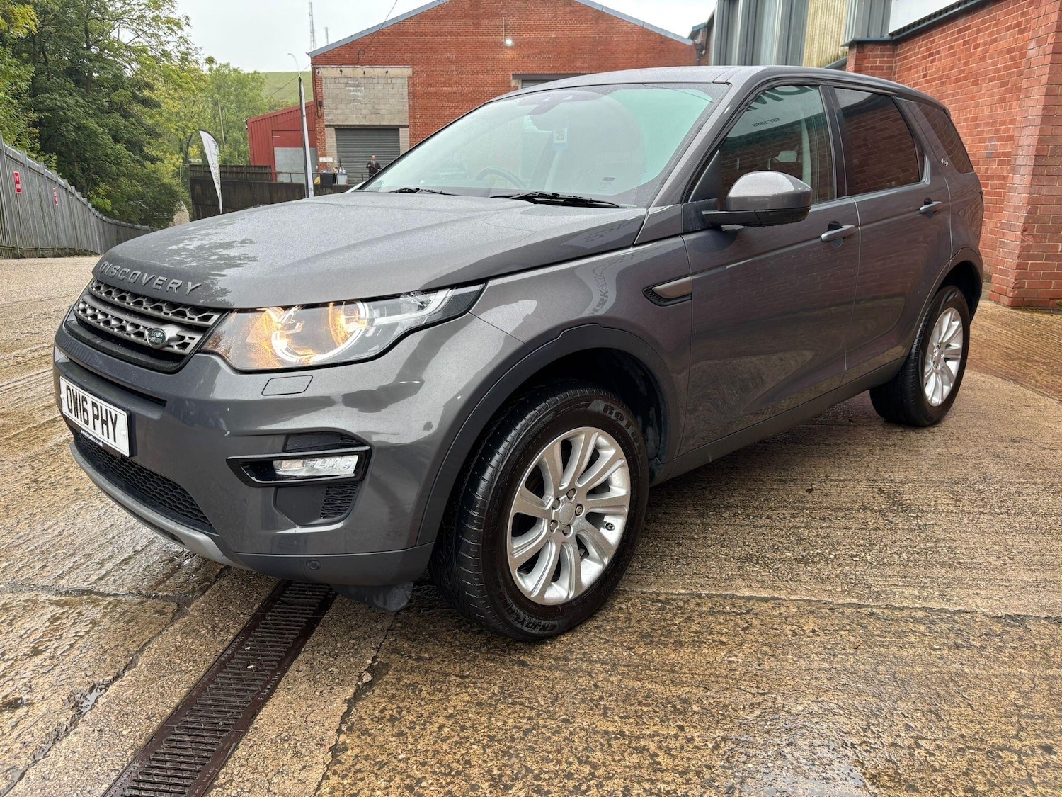 Used Land Rover Discovery Sport 2016 for sale - 76136608: Photo 2