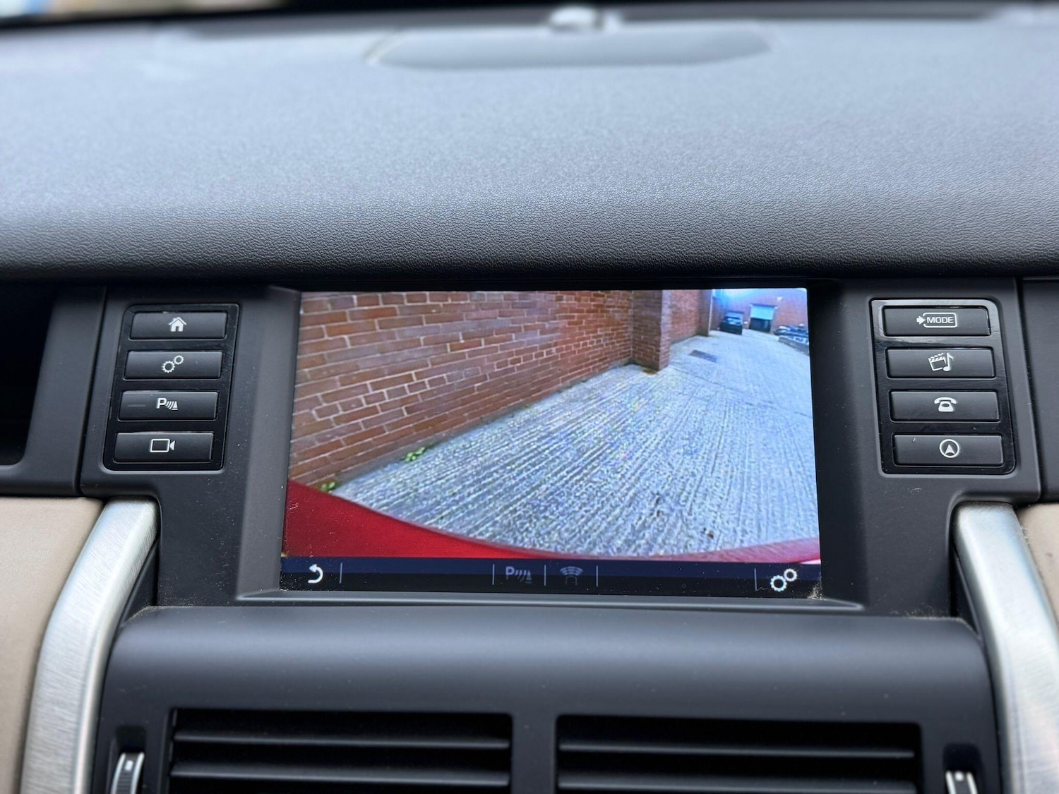 Used Land Rover Discovery Sport 2017 for sale - 76987697: Photo 24