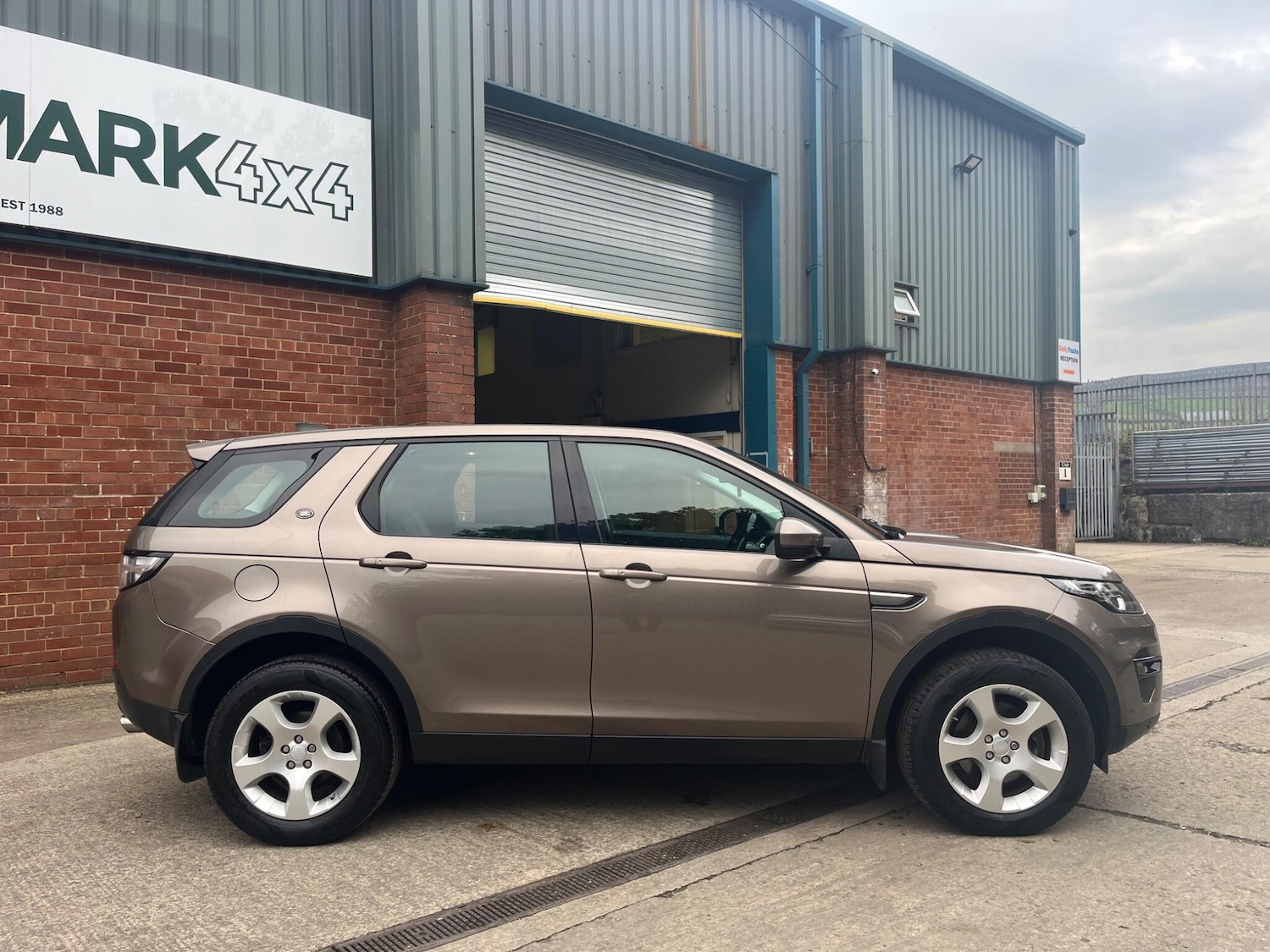 Used Land Rover Discovery Sport 2016 for sale - 76152242: Photo 2