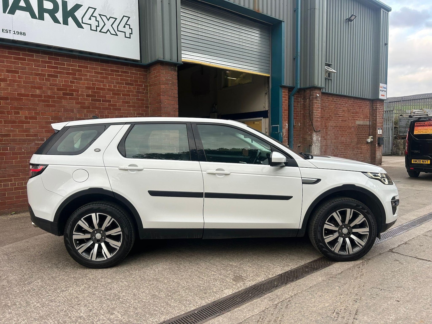 Used Land Rover Discovery Sport 2016 for sale - 75687623: Photo 4