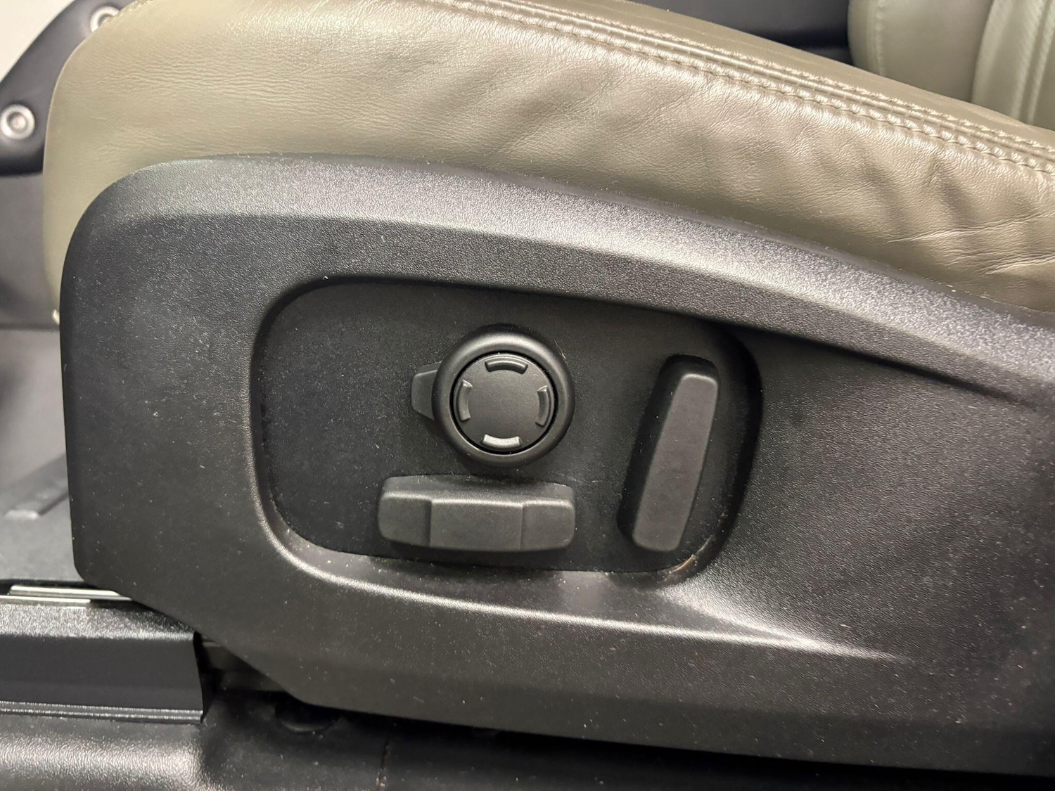 Used Land Rover Defender 110 for sale - 77190402: Photo 18