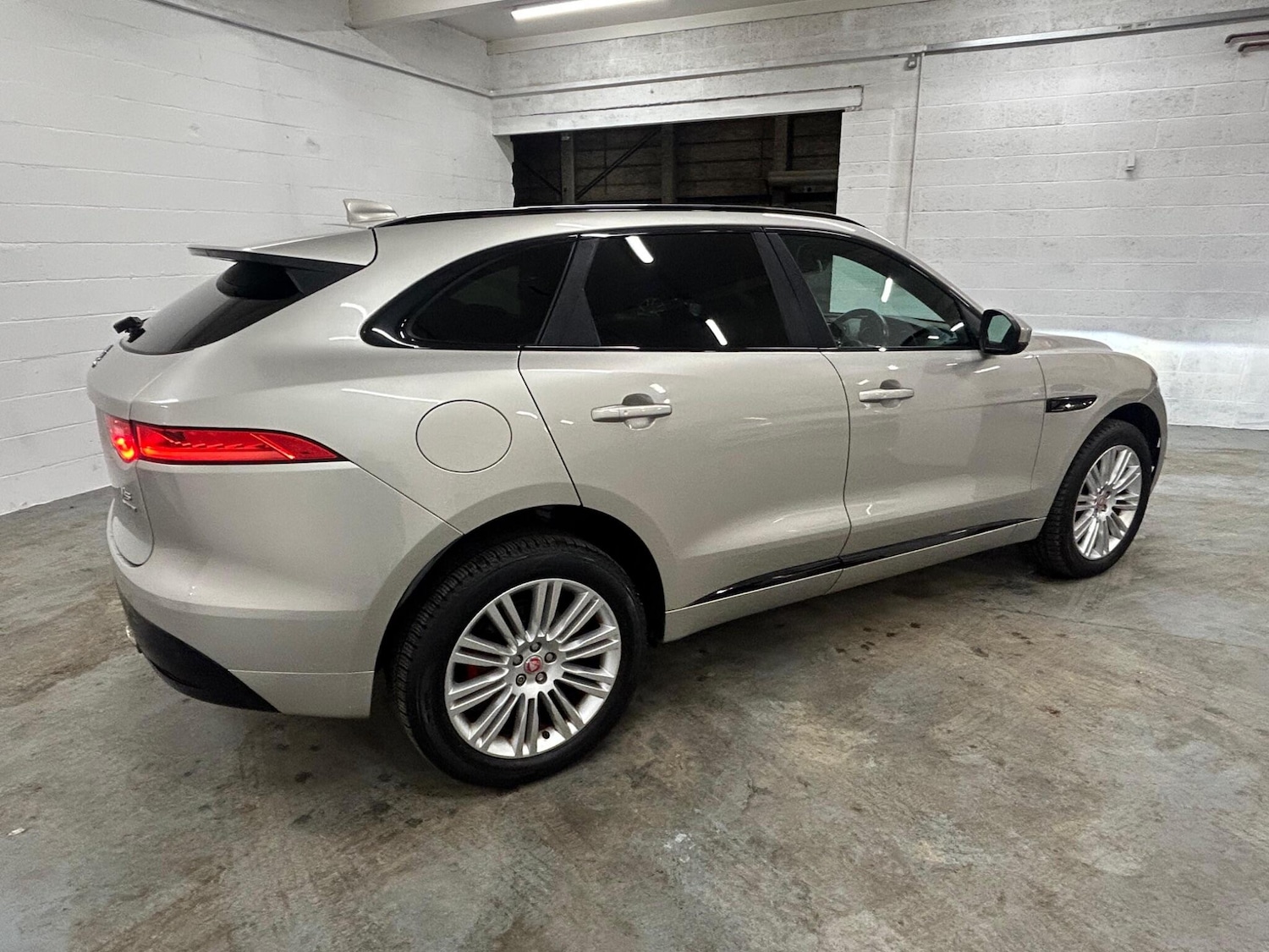 Used Jaguar F-Pace 2016 for sale - 77202577: Photo 2