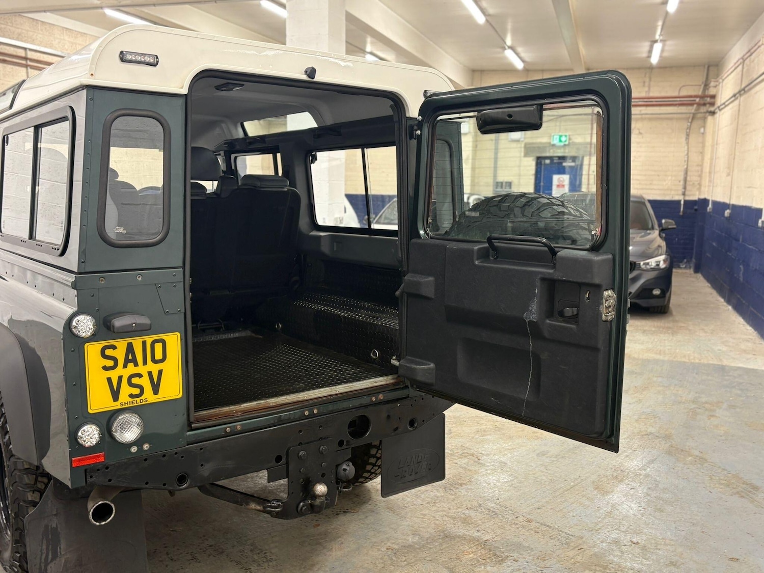 Used Land Rover Defender 2010 for sale - 77191229: Photo 10