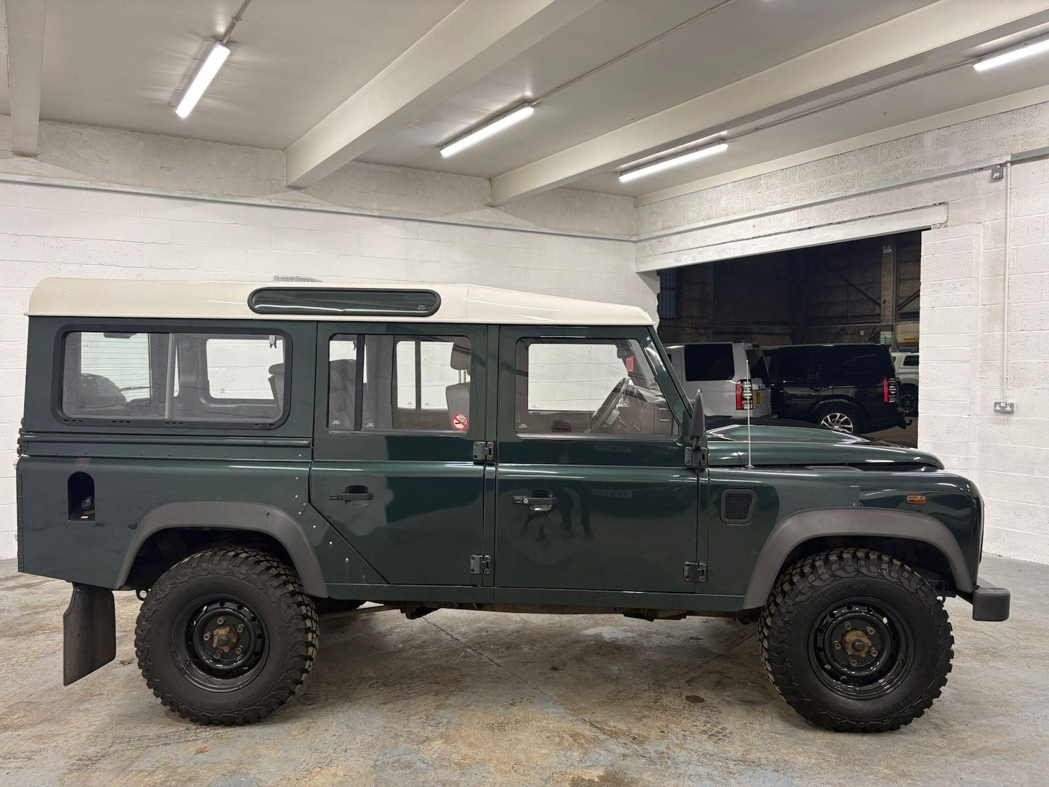 Used Land Rover Defender 2010 for sale - 77191229: Photo 11