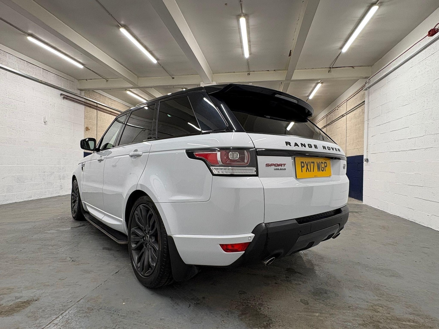 Used Land Rover Range Rover Sport 2017 for sale - 76752632: Photo 2