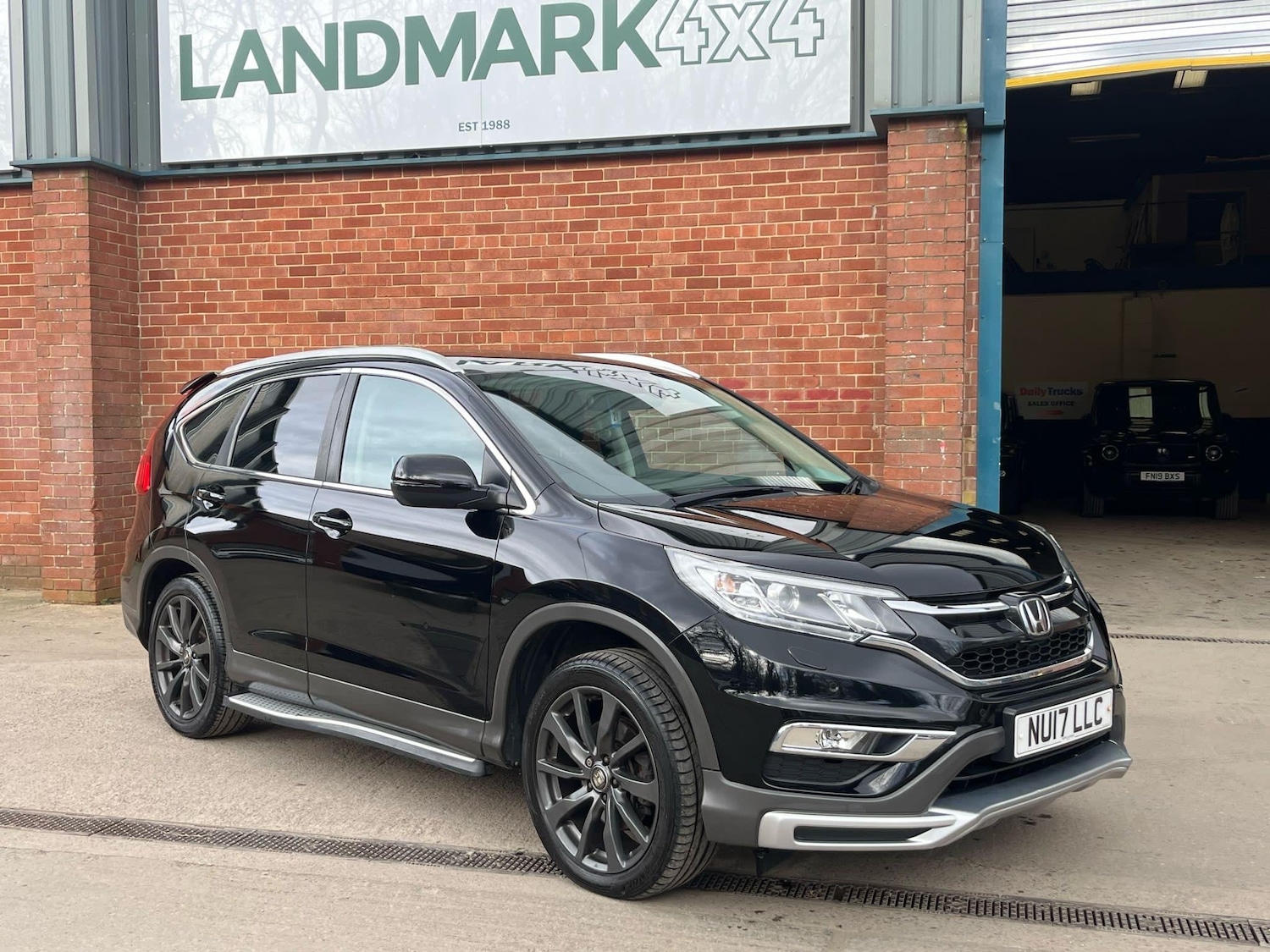 Used Honda CR-V 2017 for sale - 77994400: Photo 5