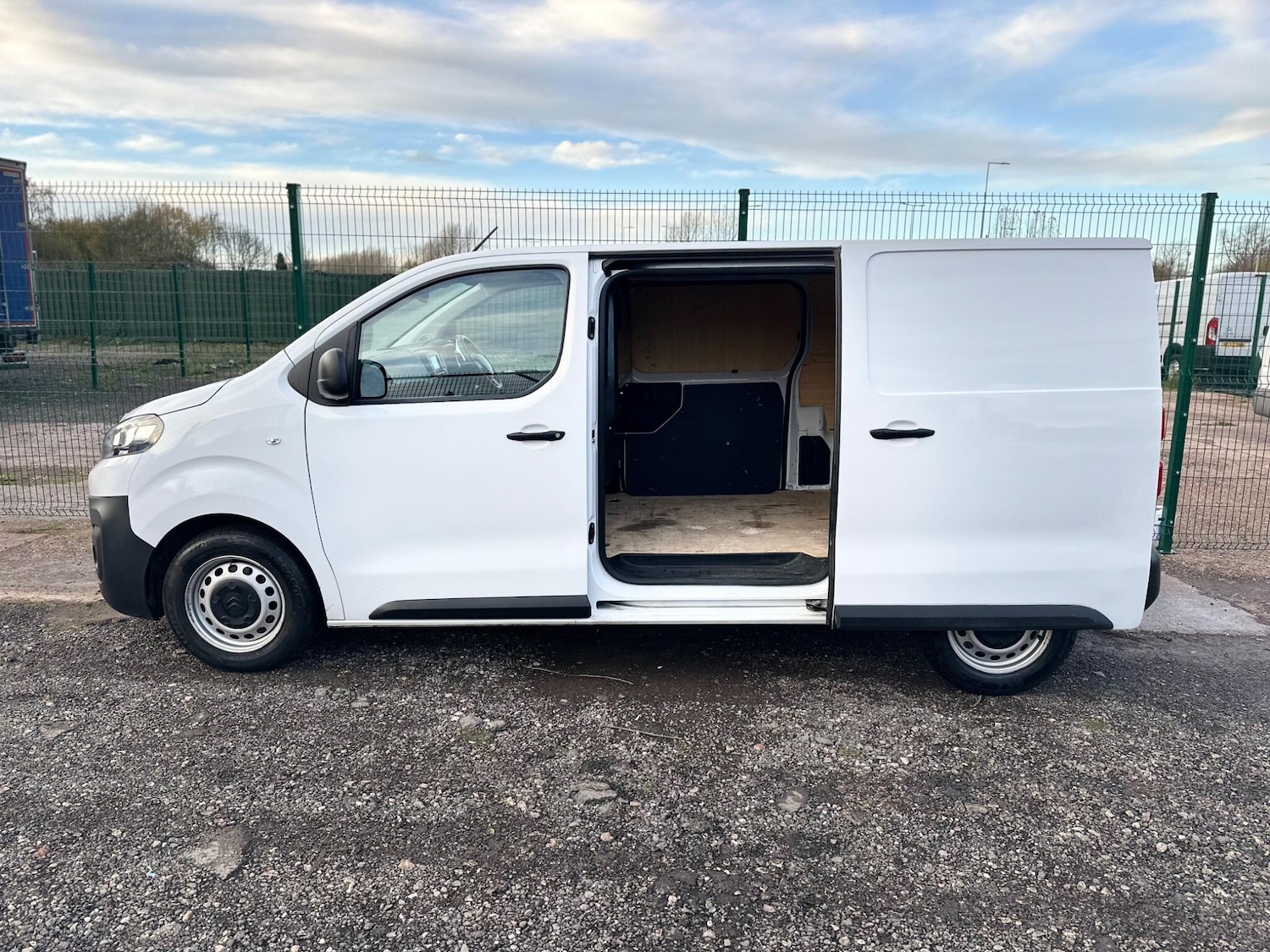 Used Citroen Dispatch 2023 for sale - 76865259: Photo 16