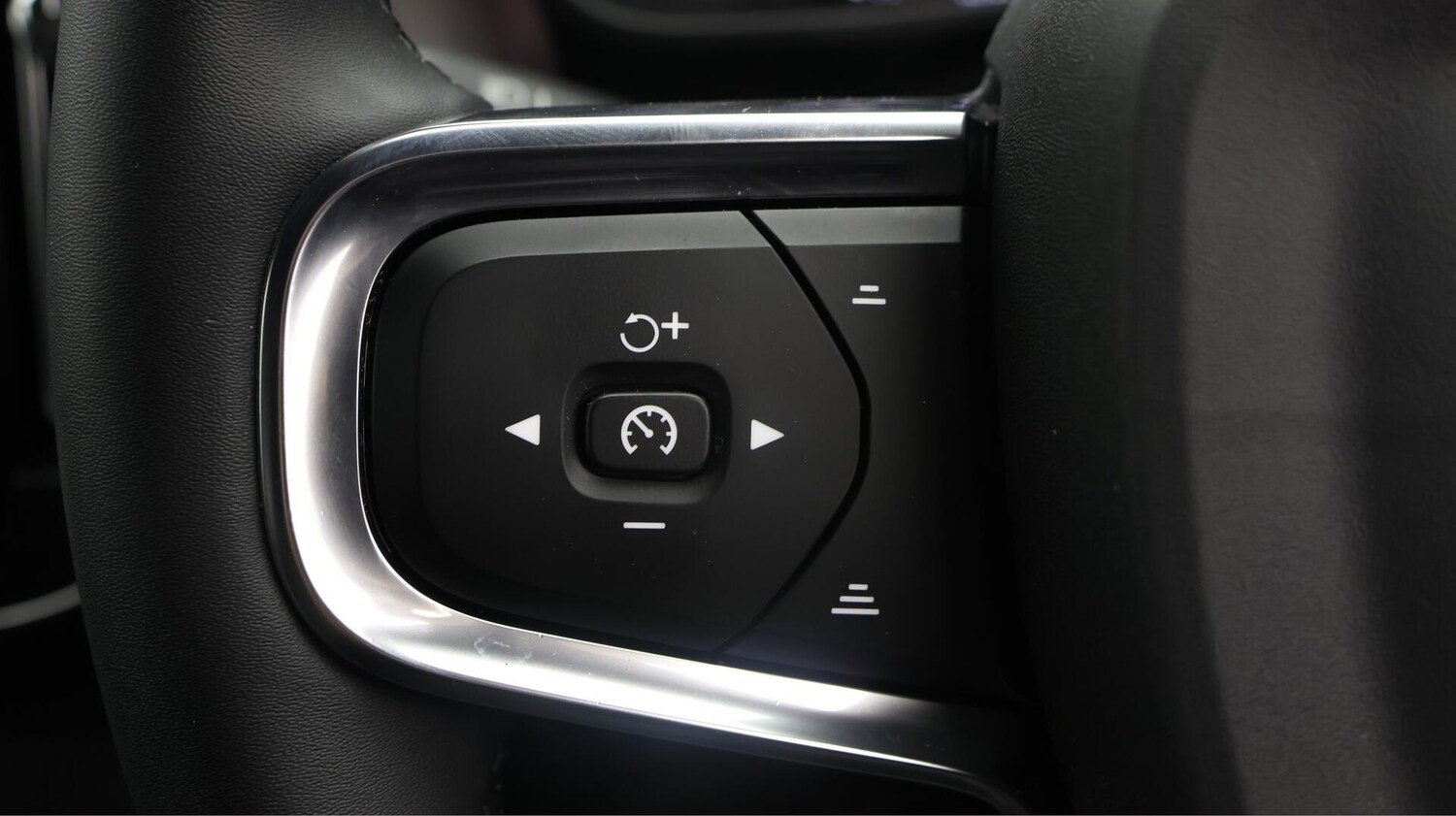 Used Volvo XC40 for sale - 76759320: Photo 25