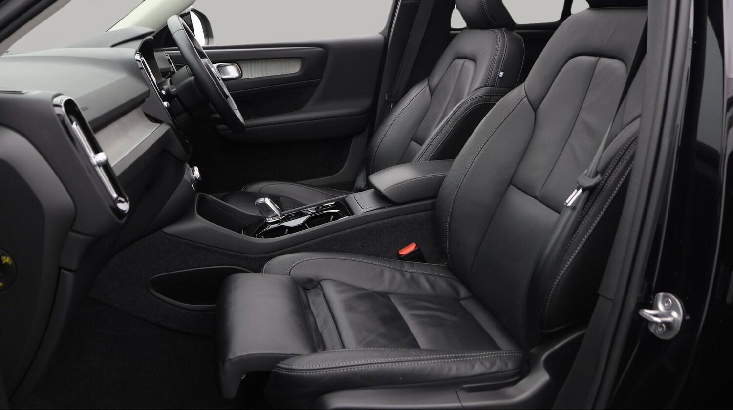 Used Volvo XC40 2023 for sale - 76456847: Photo 15