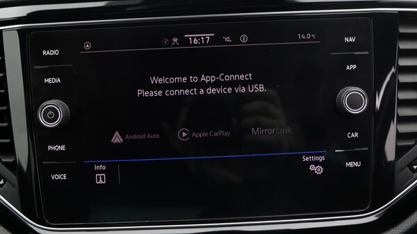 Used Volkswagen T-Roc for sale - 76247932: Photo 24