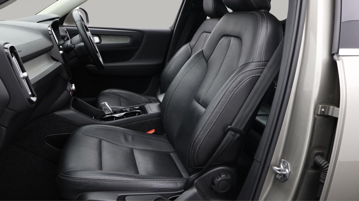 Used Volvo XC40 for sale - 76727431: Photo 15