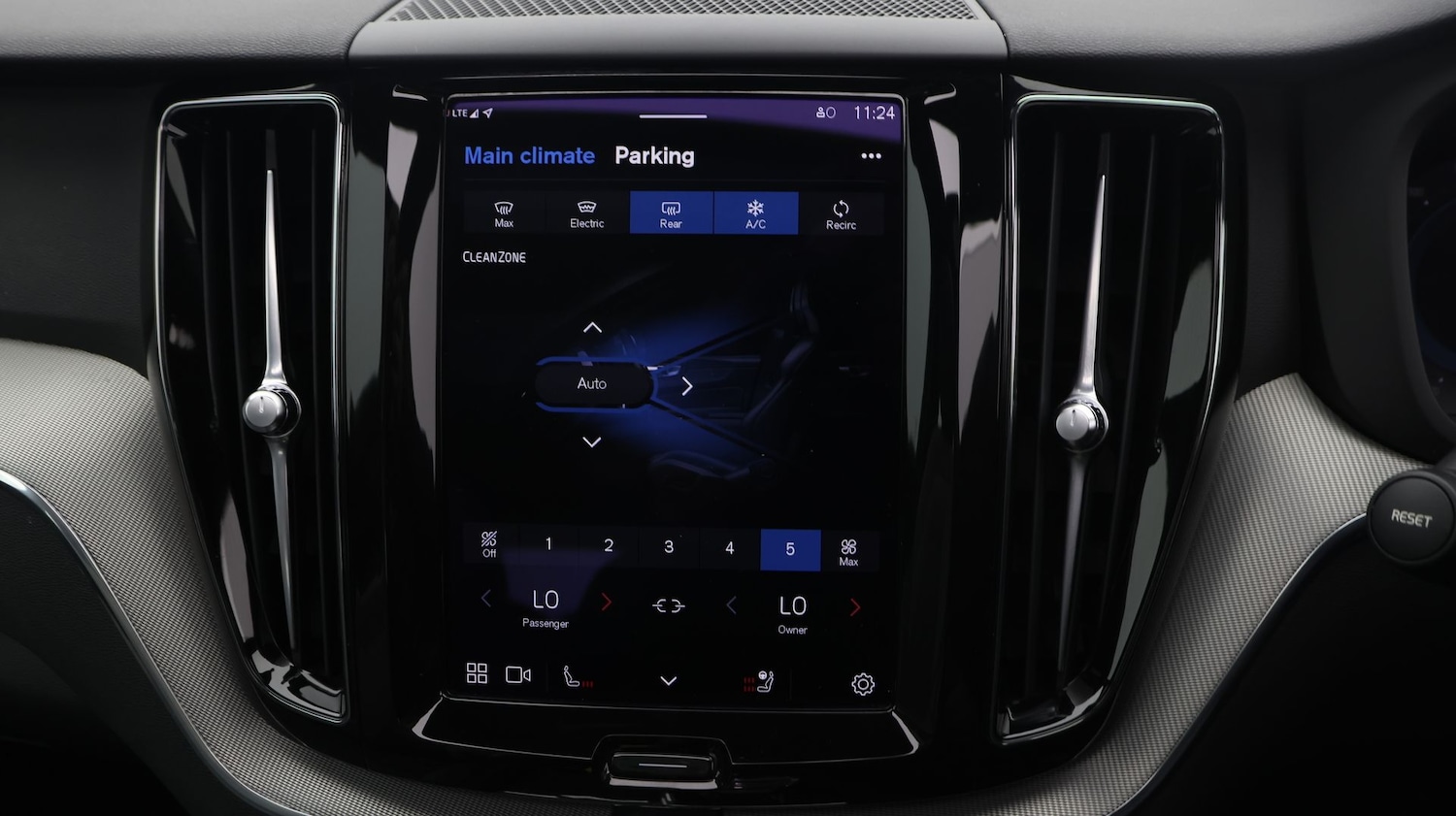 Used Volvo XC60 2023 for sale - 77342775: Photo 12