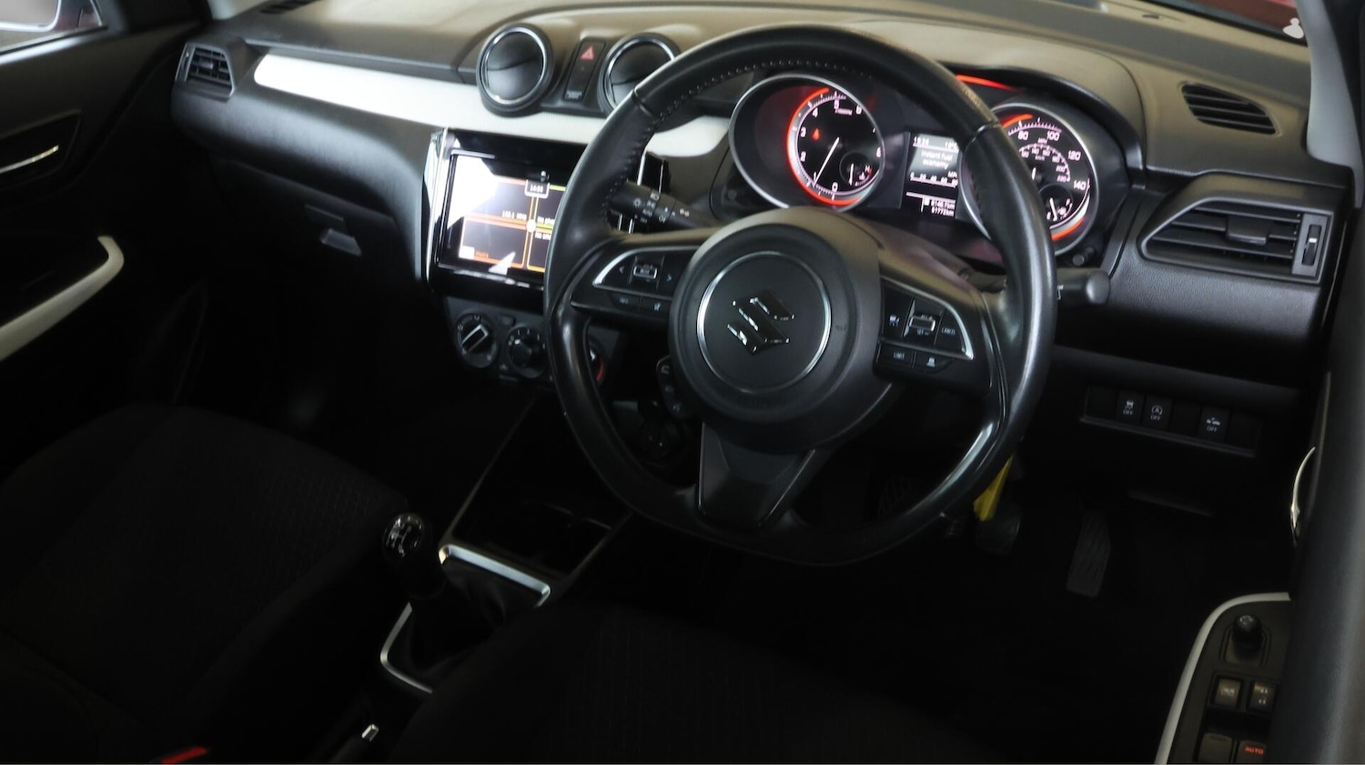 Used Suzuki Swift 2021 for sale - 76152525: Photo 2