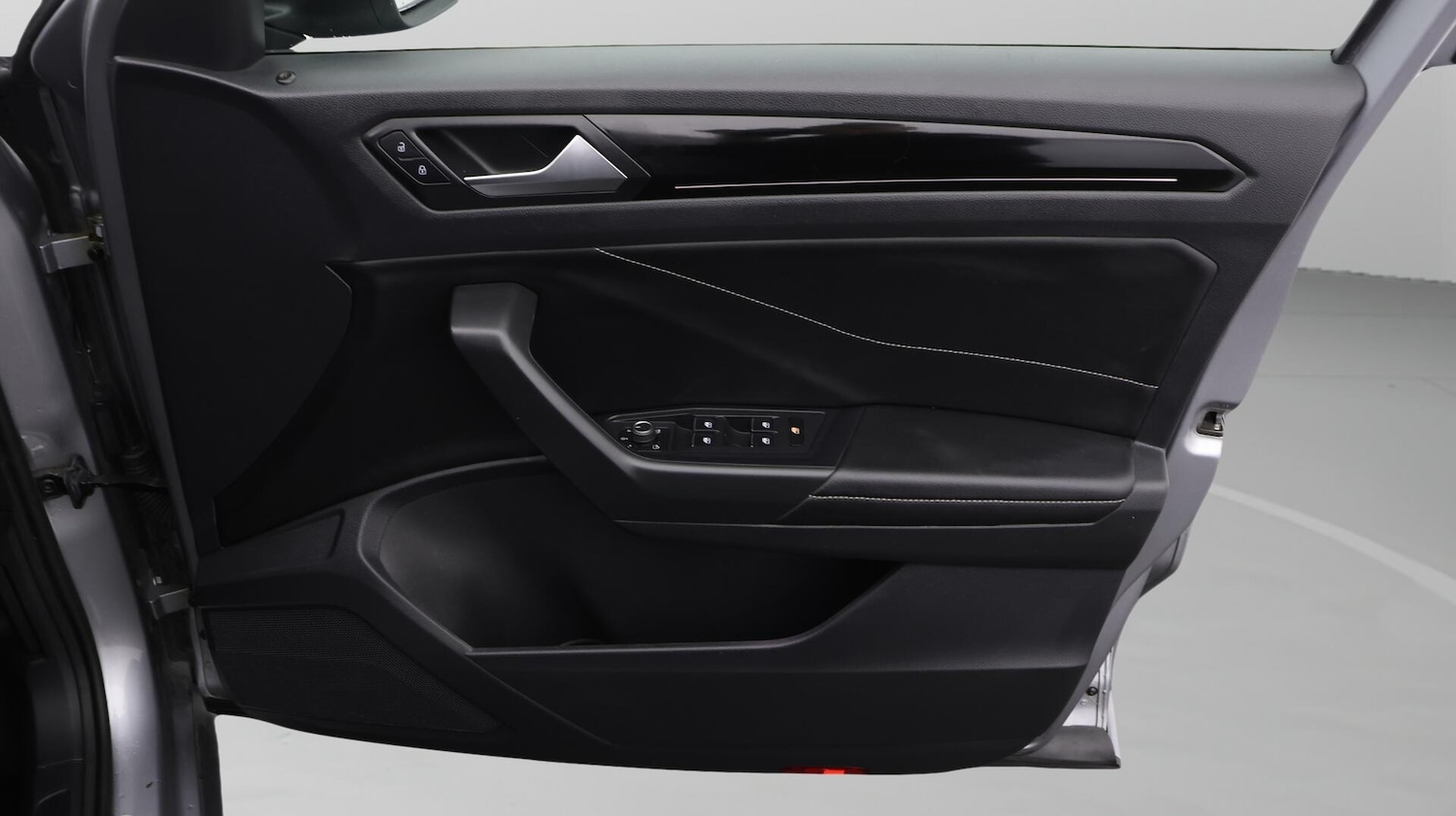 Used Volkswagen T-Roc 2023 for sale - 76715467: Photo 16