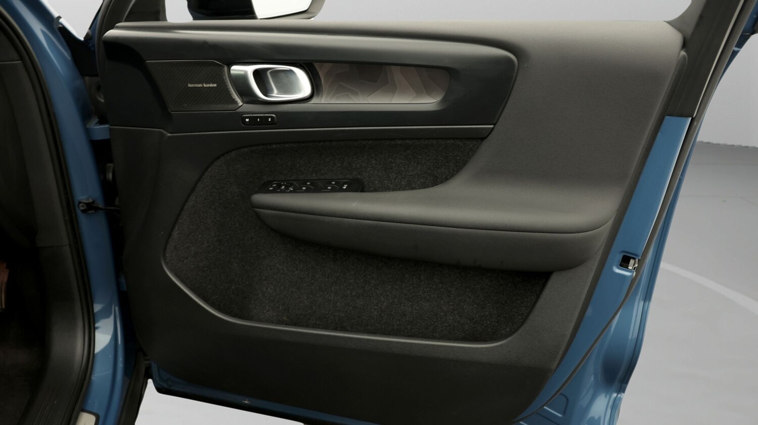 Used Volvo XC40 2023 for sale - 77743082: Photo 15