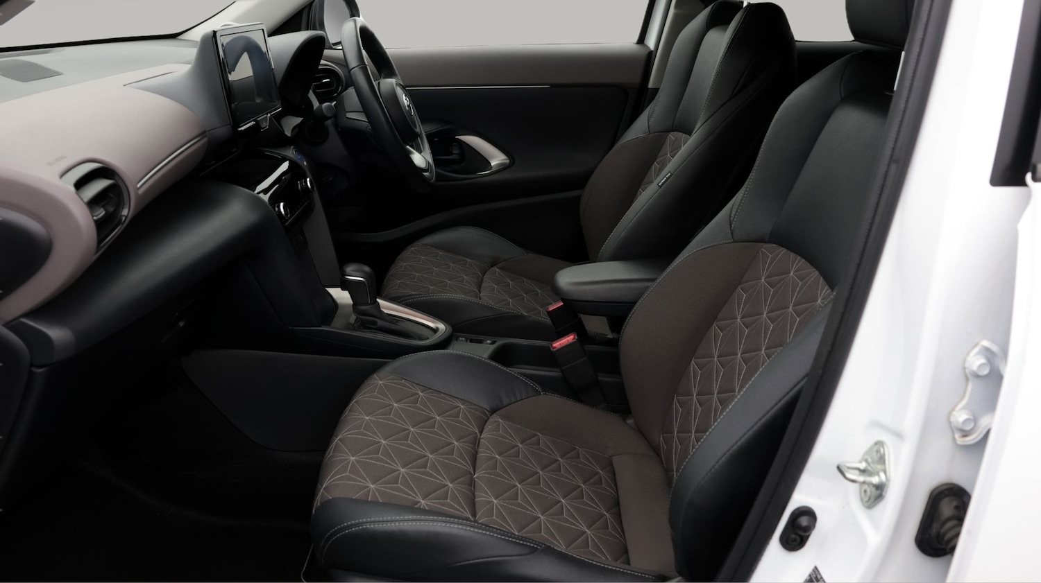 Used Toyota Yaris Cross 2023 for sale - 77954399: Photo 14