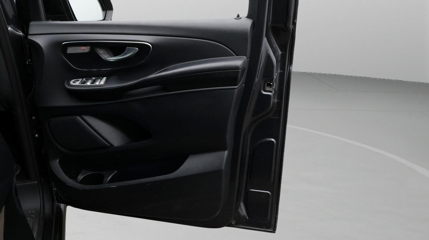 Used Mercedes-Benz V-Class 2023 for sale - 77837396: Photo 15