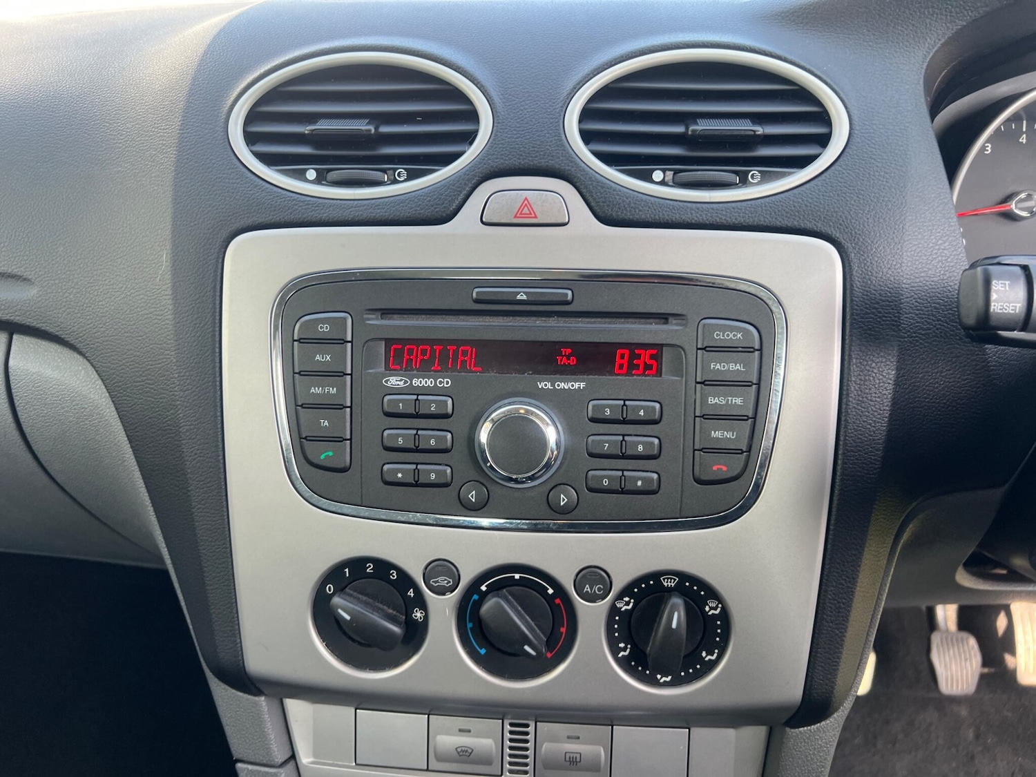 Used Ford Focus 2010 for sale - 76952339: Photo 19