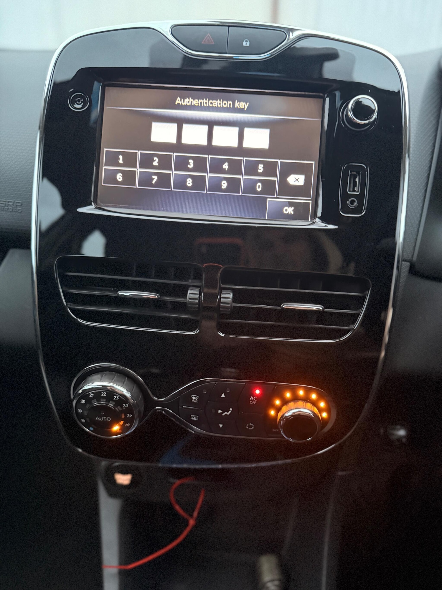 Used Renault Clio 2013 for sale - 76952239: Photo 18