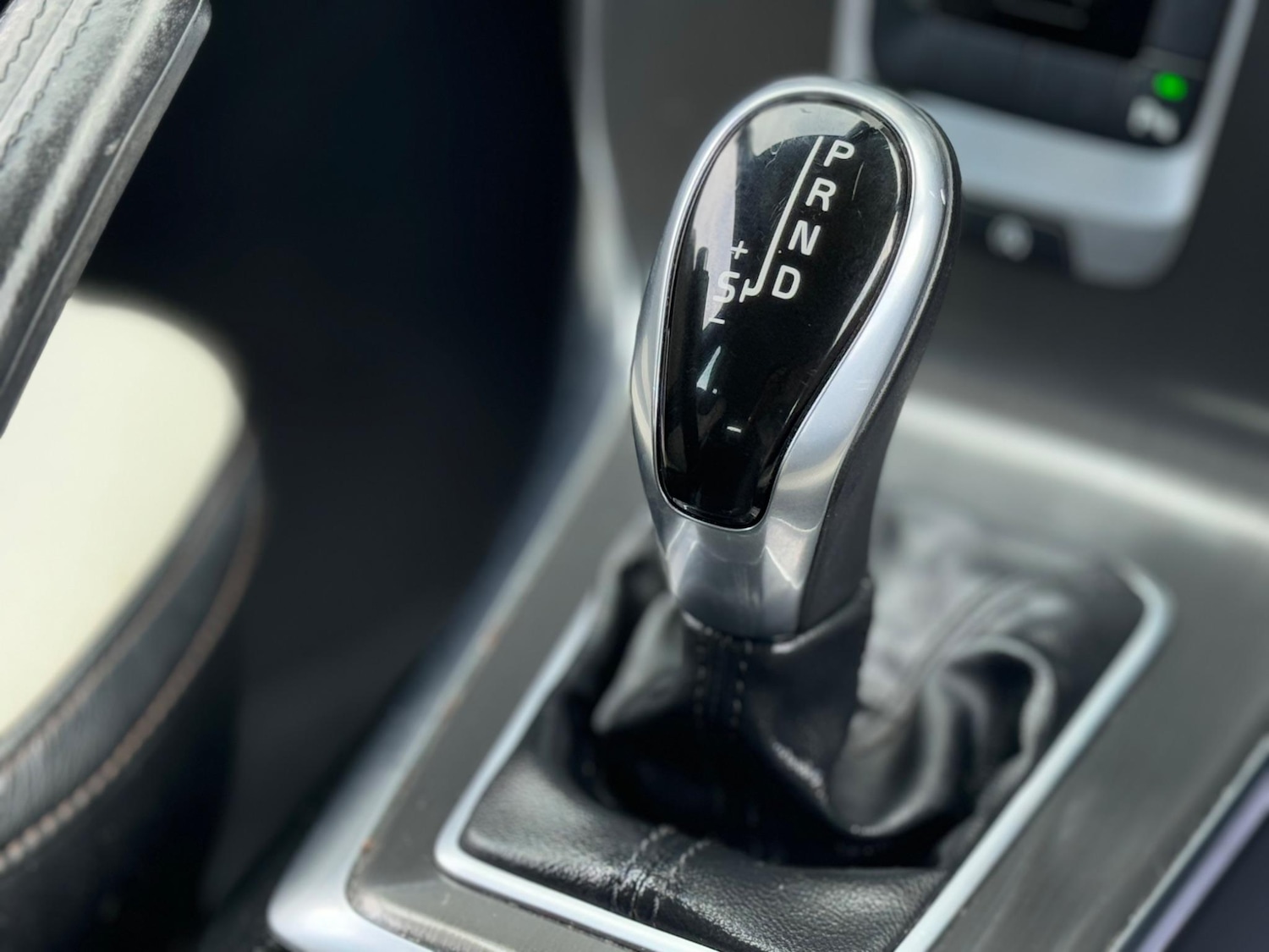 Used Volvo V40 2013 for sale - 76633739: Photo 25