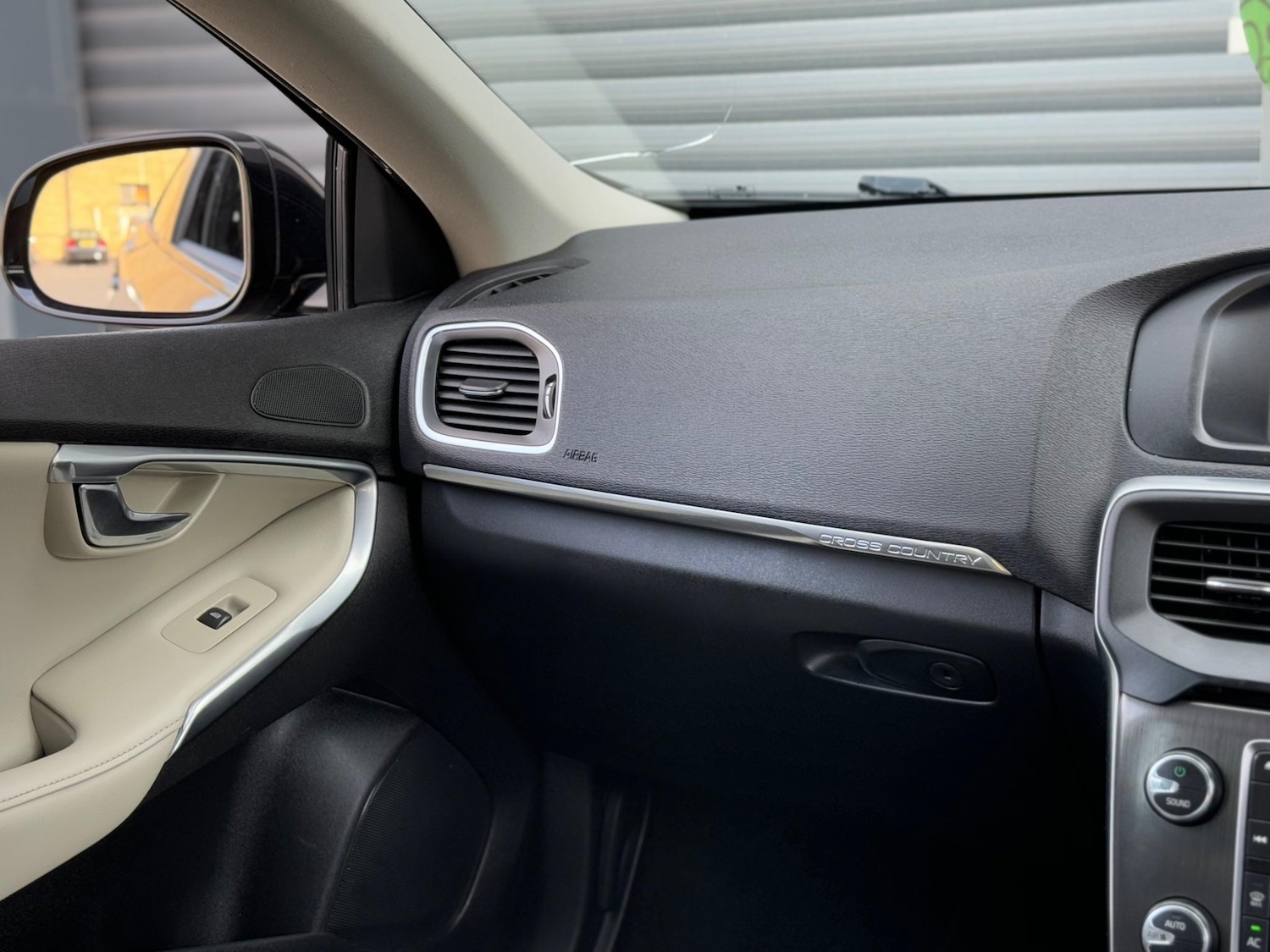 Used Volvo V40 2013 for sale - 76633739: Photo 28