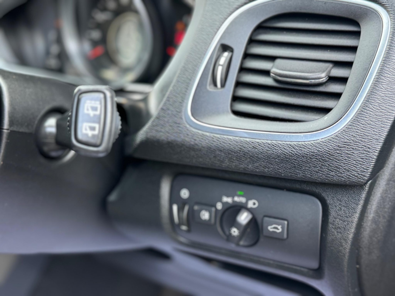 Used Volvo V40 2013 for sale - 76633739: Photo 41