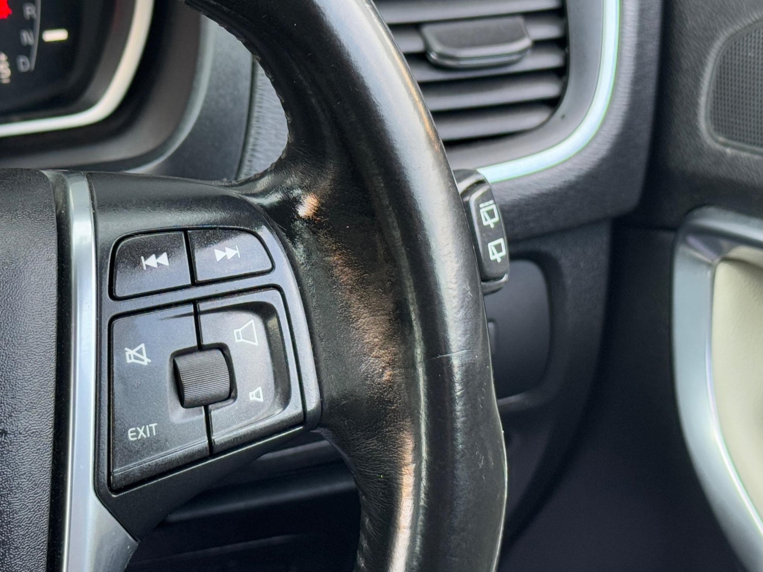 Used Volvo V40 2013 for sale - 76633739: Photo 43